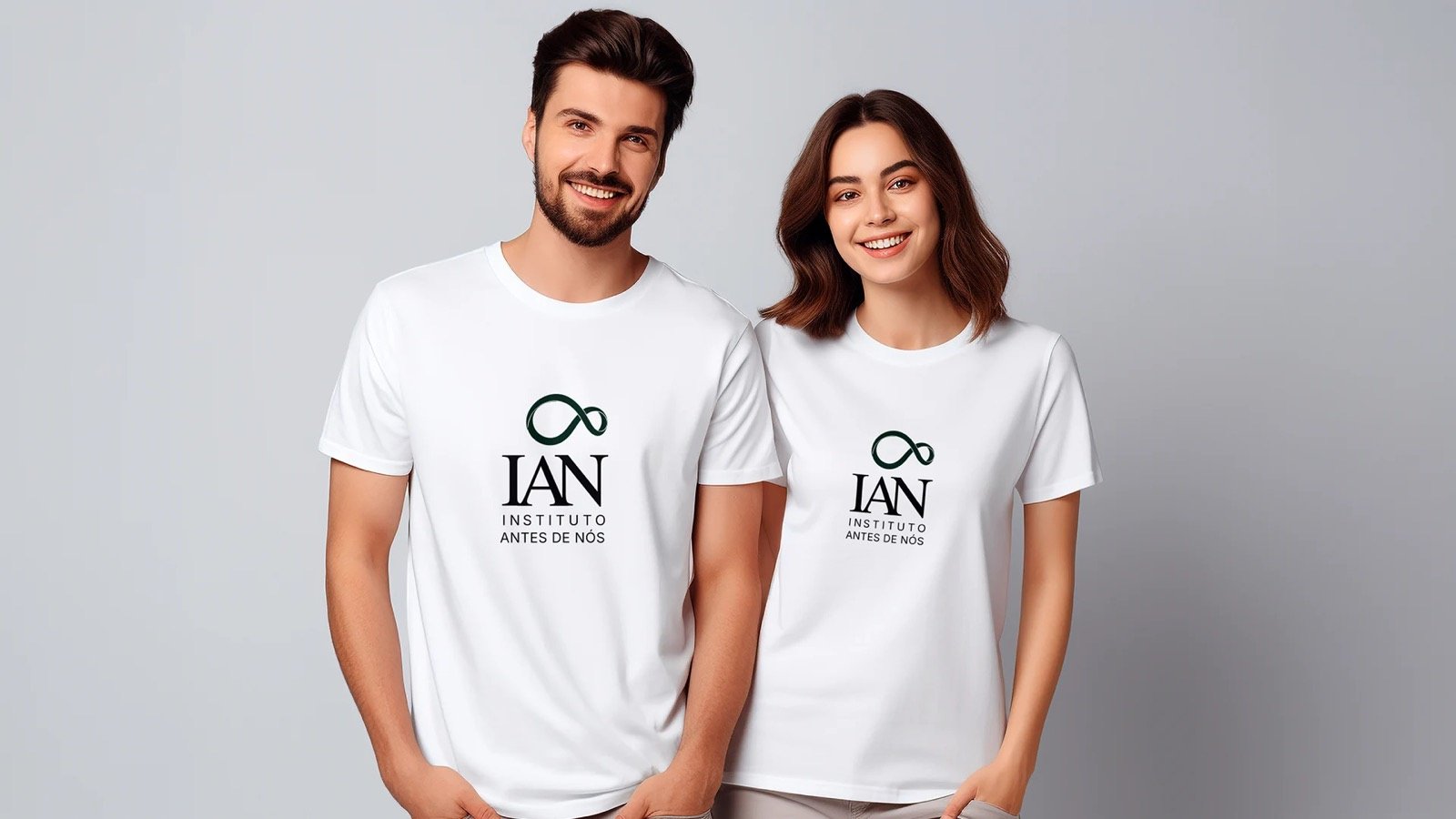Casal vestindo camisetas com a marca IAN